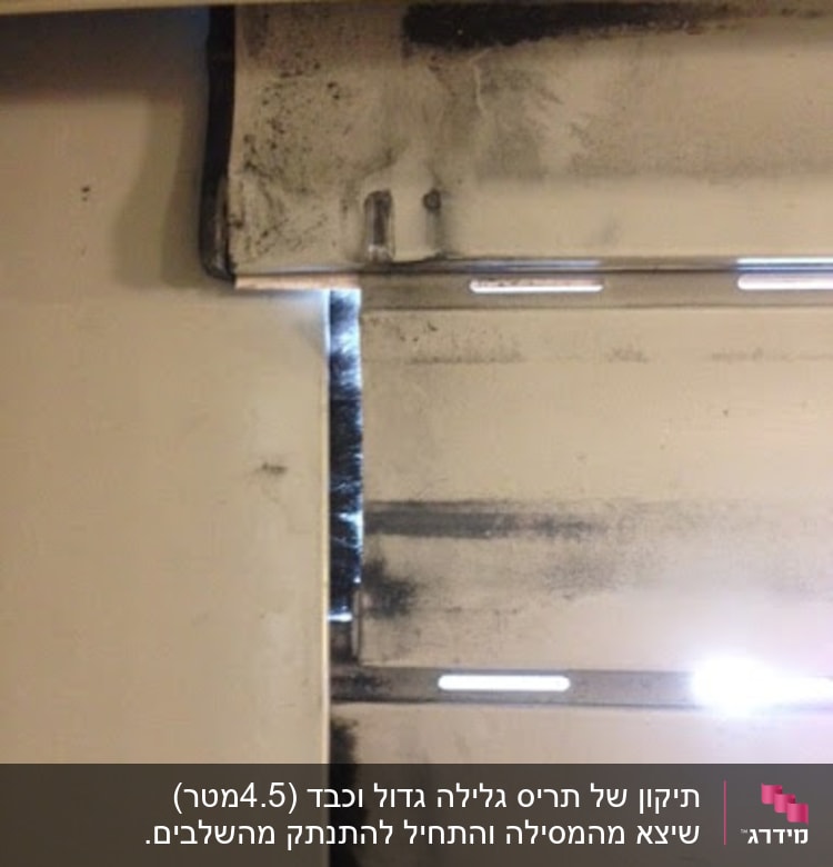 תריסים עם לכלוך ואור חודר דרך חריצים